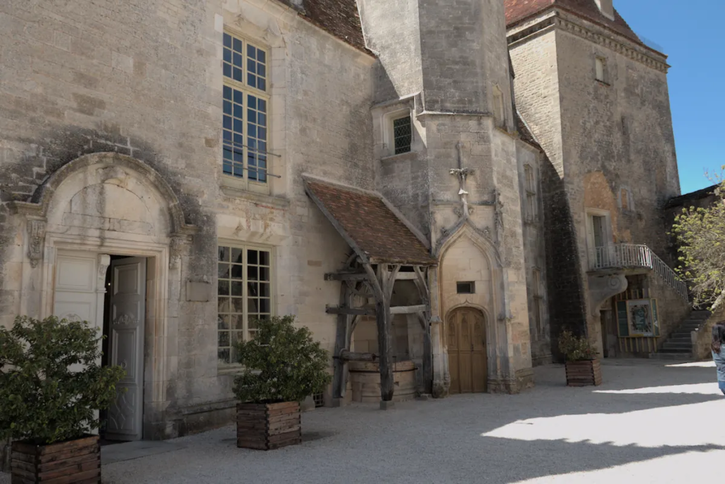 Ingang van het hoofdgebouw met put van het kasteel van Chateauneuf en Auxois