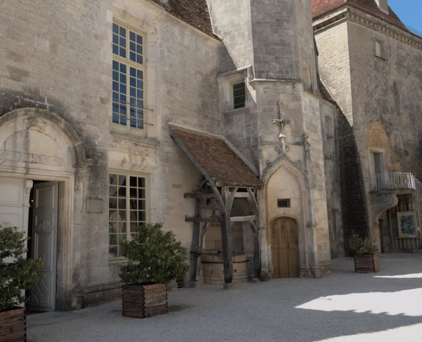Ingang van het hoofdgebouw met put van het kasteel van Chateauneuf en Auxois