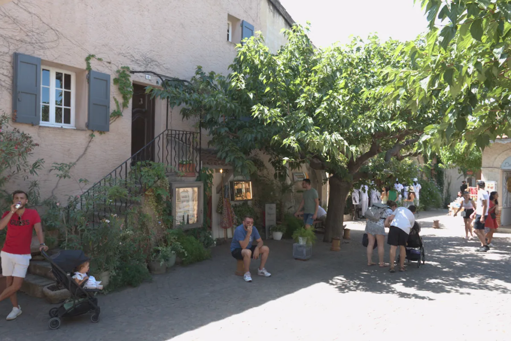 Pleintje met toeristen in Le Castellet, Frankrijk