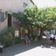 Pleintje met toeristen in Le Castellet, Frankrijk