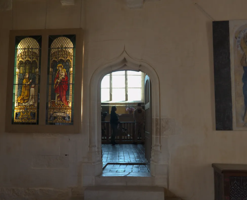 Ingang naar de kapel vanaf de ridderzaal in het kasteel van Chateauneuf en Auxois