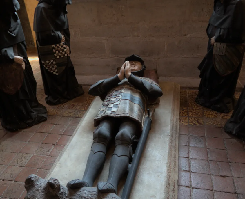 Graf van een ridder in de kapel van het kasteel van Chateauneuf en Auxois