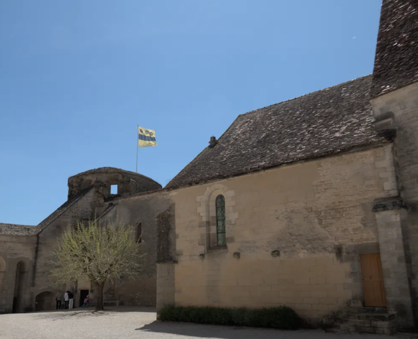 De kapel en de ingestorte toren van het kasteel van Chateauneuf en Auxois