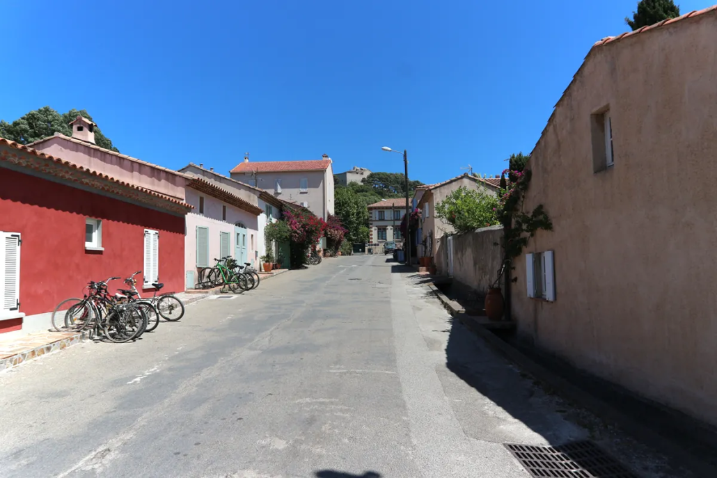 Rode huizen in het dorp Porquerolles