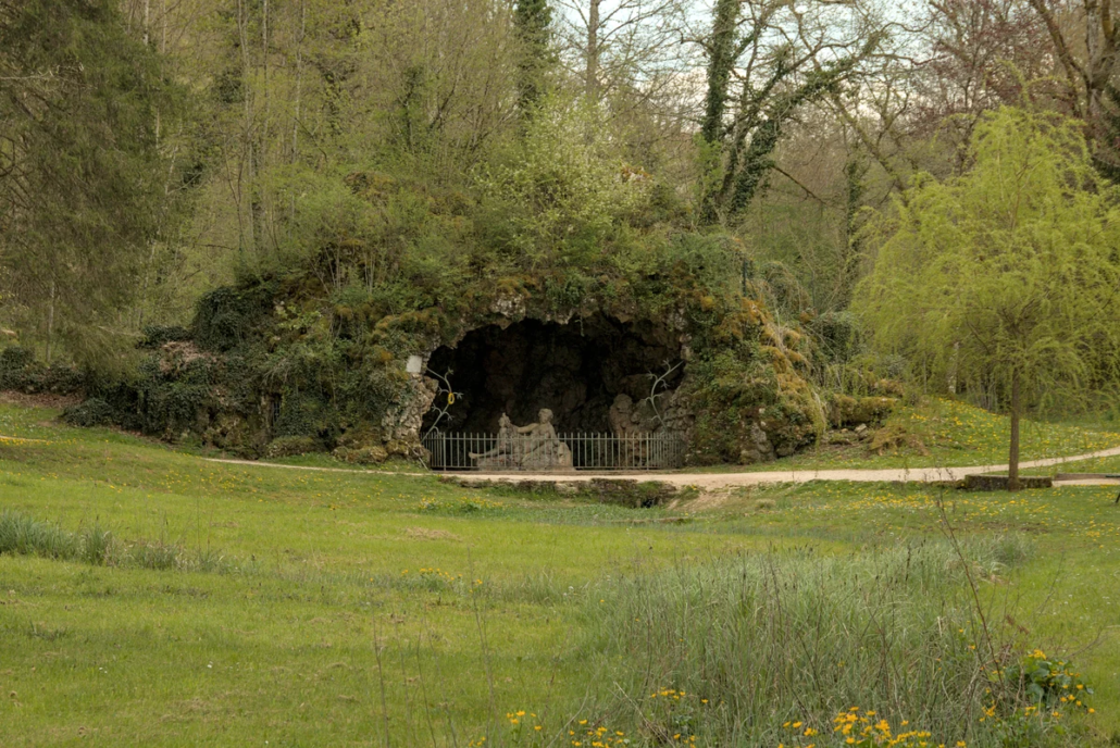 De bron van de Seine in een parkje in Bourgondië